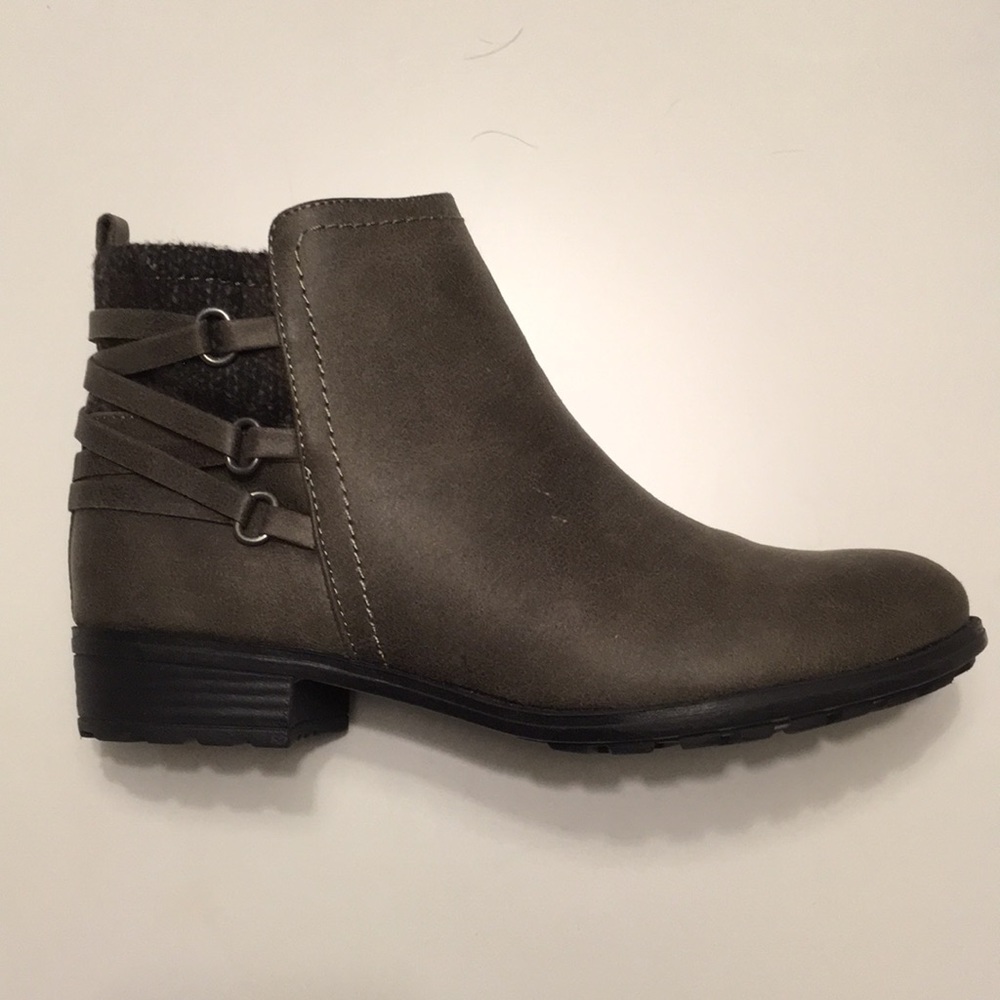 NWOT Gray ankle boots, never worn